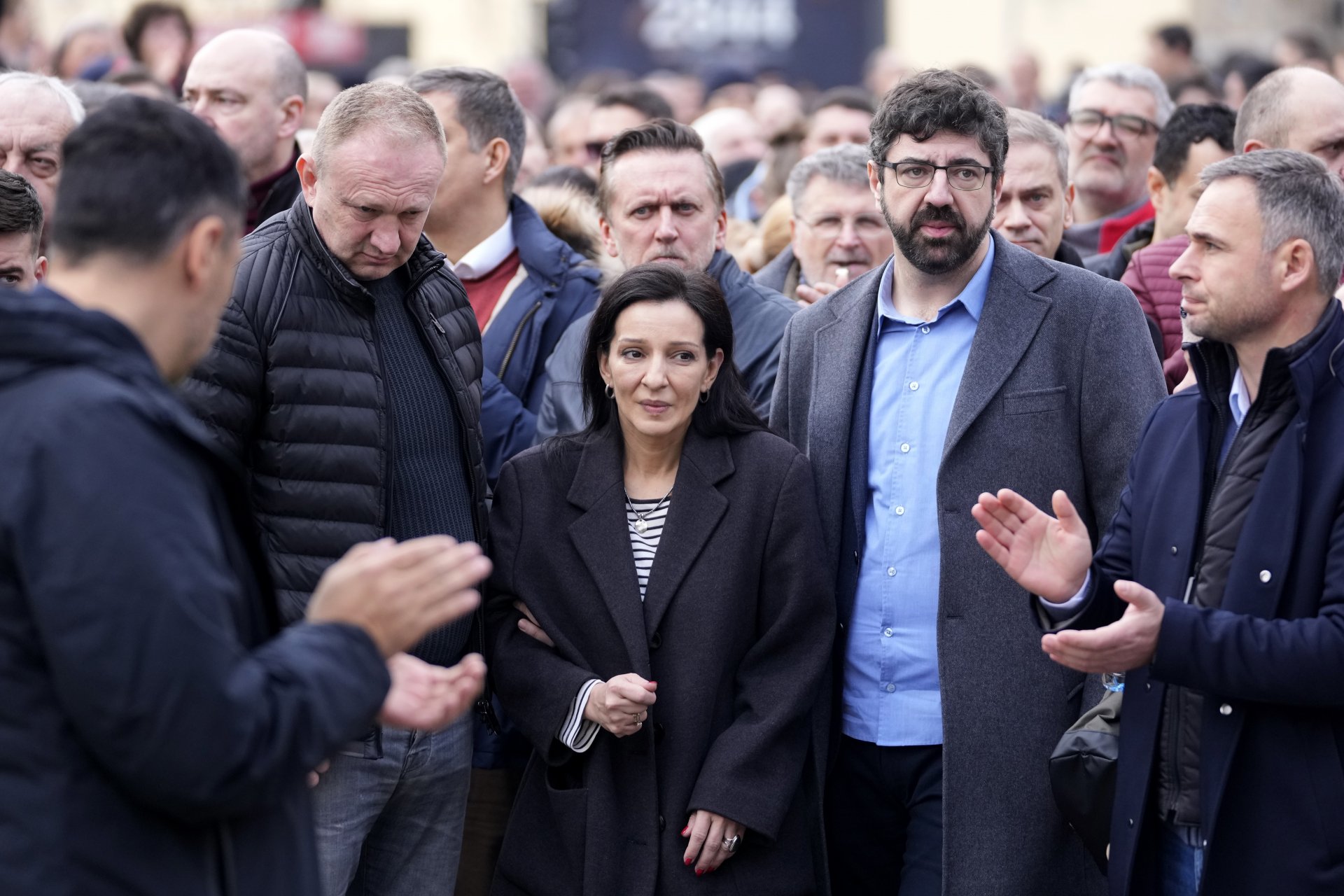 Протестиращите приветстваха Мариника Тепич, лидер на опозиционния алианс "Сърбия срещу насилието", която води гладна стачка от 18 декември