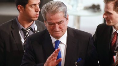 Той има забрана да напуска дома си и да общува