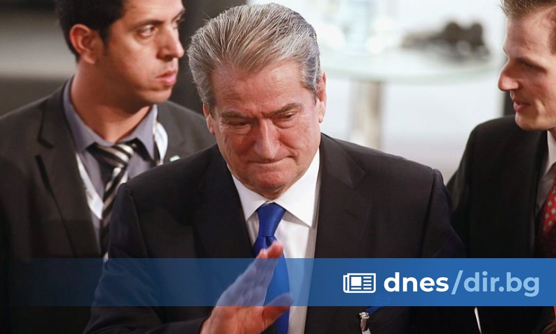 Той има забрана да напуска дома си и да общува