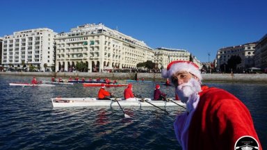 Десетки Дядо Коледа "щурмуваха" с лодки крайбрежието на Солун