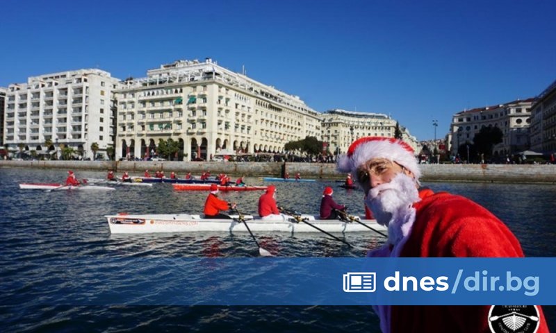 Снимка: Десетки Дядо Коледа щурмуваха с лодки крайбрежието на Солун