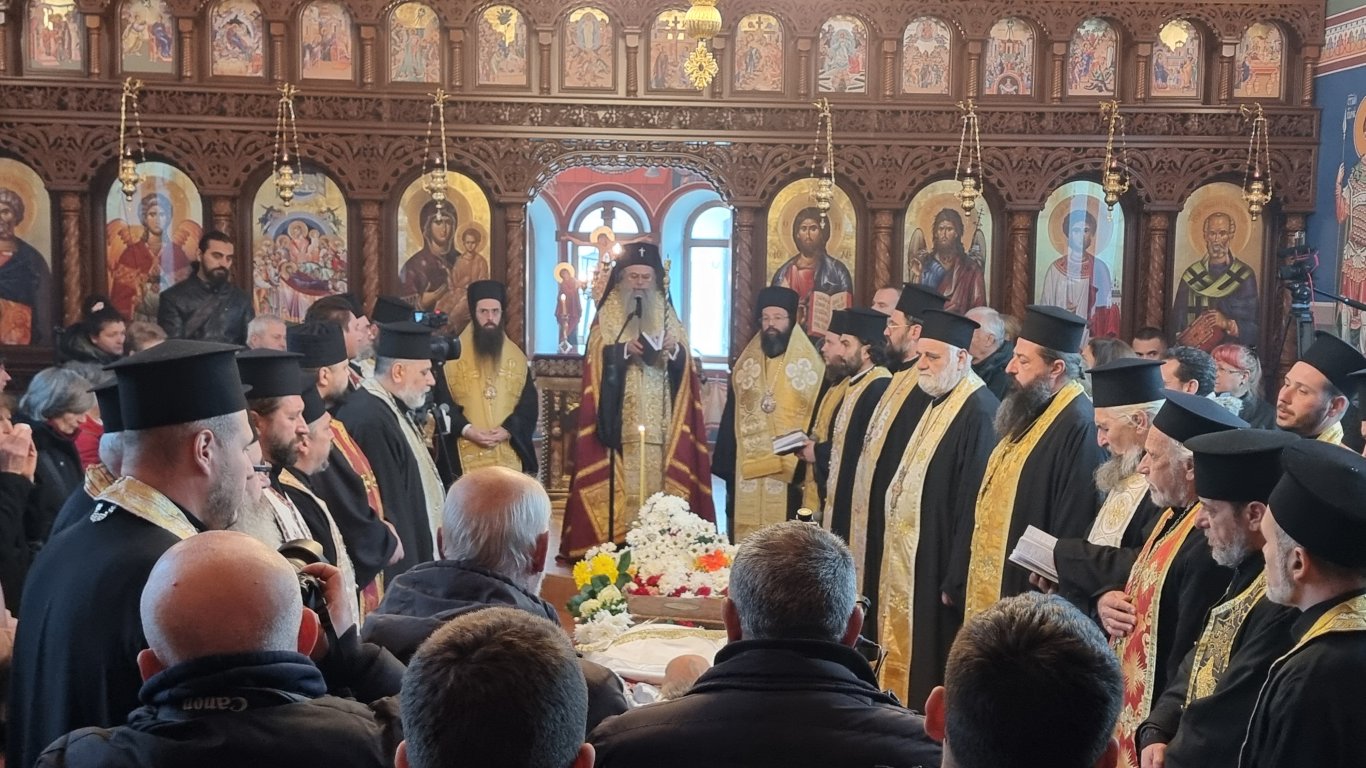 Стотици си взеха последно сбогом с "Кръстителя на Родопите" - отец Боян Саръев