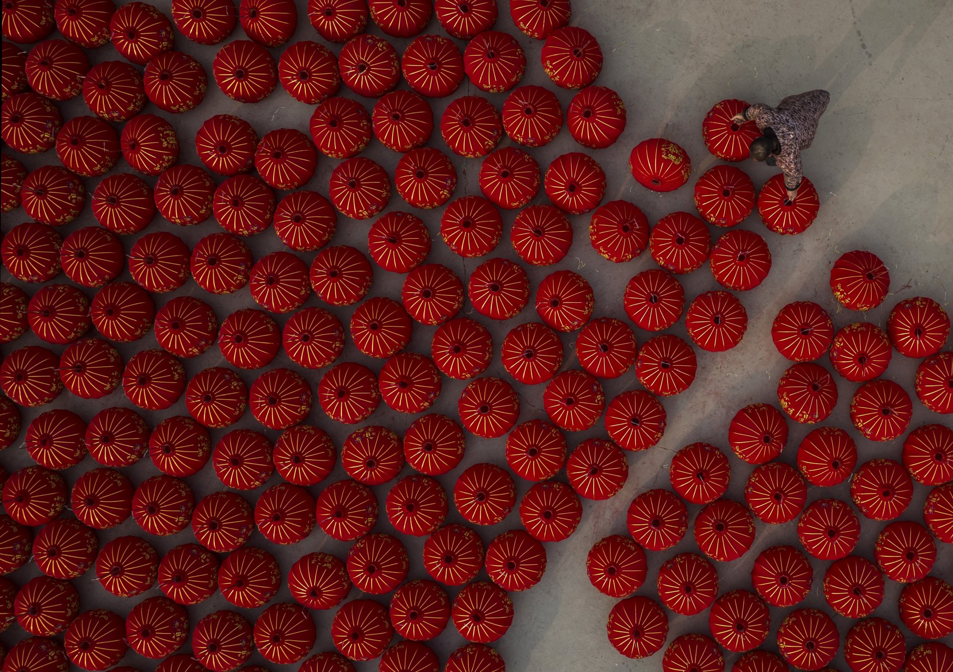 Село Тунтоу е столицата на фенерите на Китай. То увеличи производството си през изминалата година,  след като страната забави производството на символичните червени декорации, свързани с най-големия празник в страната през годината заради пандемията.