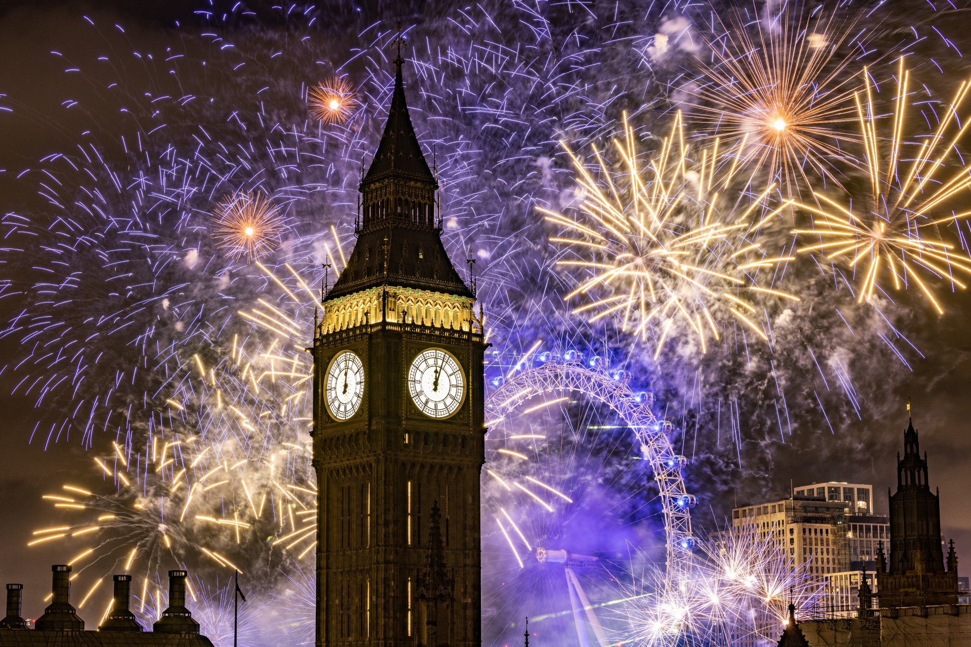 Лондон празнува с фойерверки за първи път след пандемията