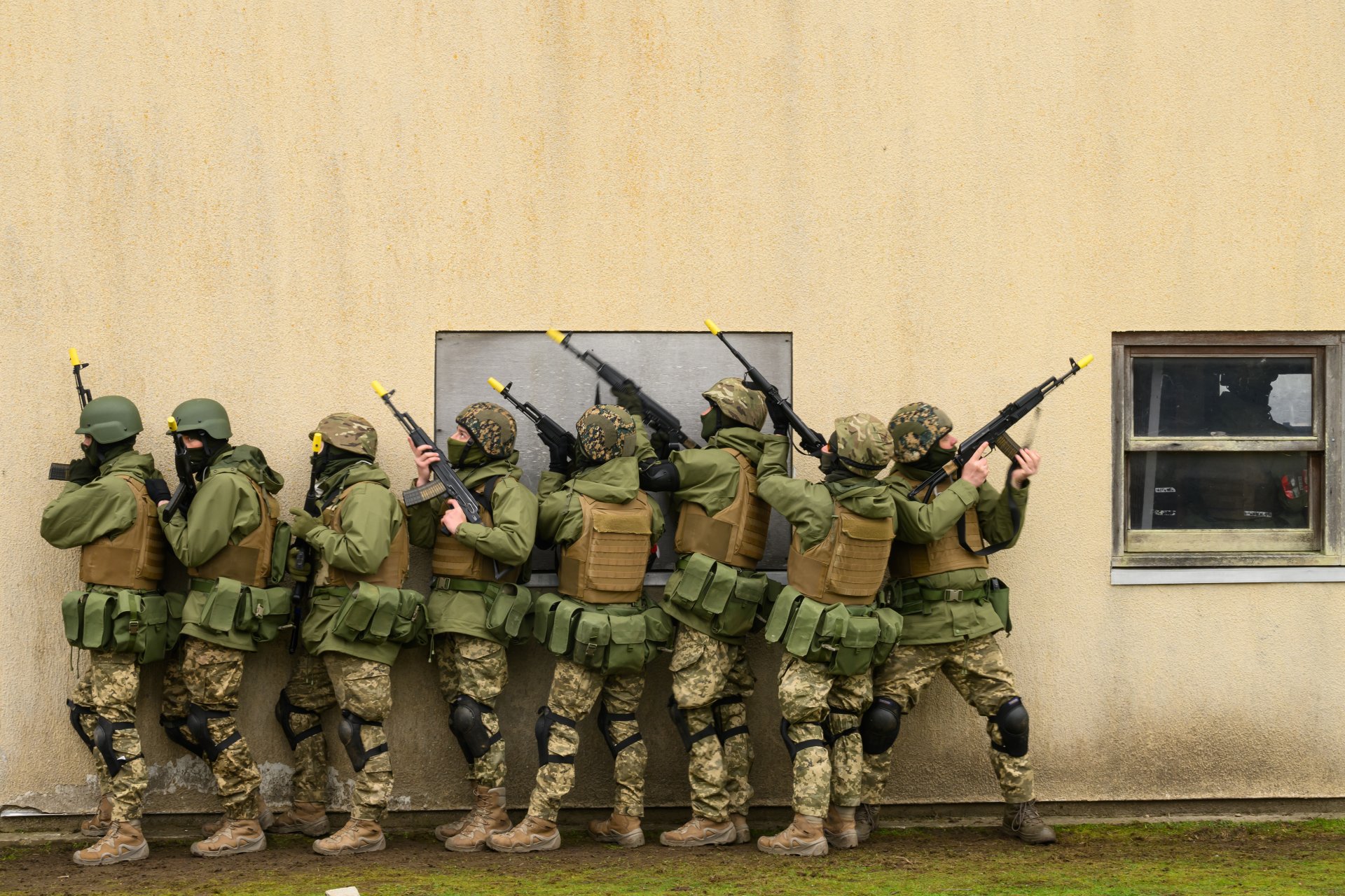 Украински доброволци преминават през обучение в градска среда заедно с членове на британските въоръжени сили по време на смесен военен лагер.