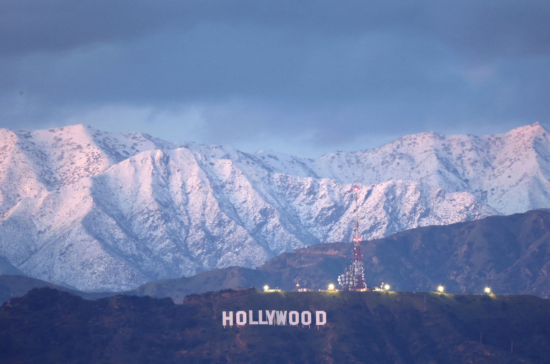 Холивудският знак сред покритата от сняг планина, след зимната буря, която удари Южна Калифорния през март 2023 г. 