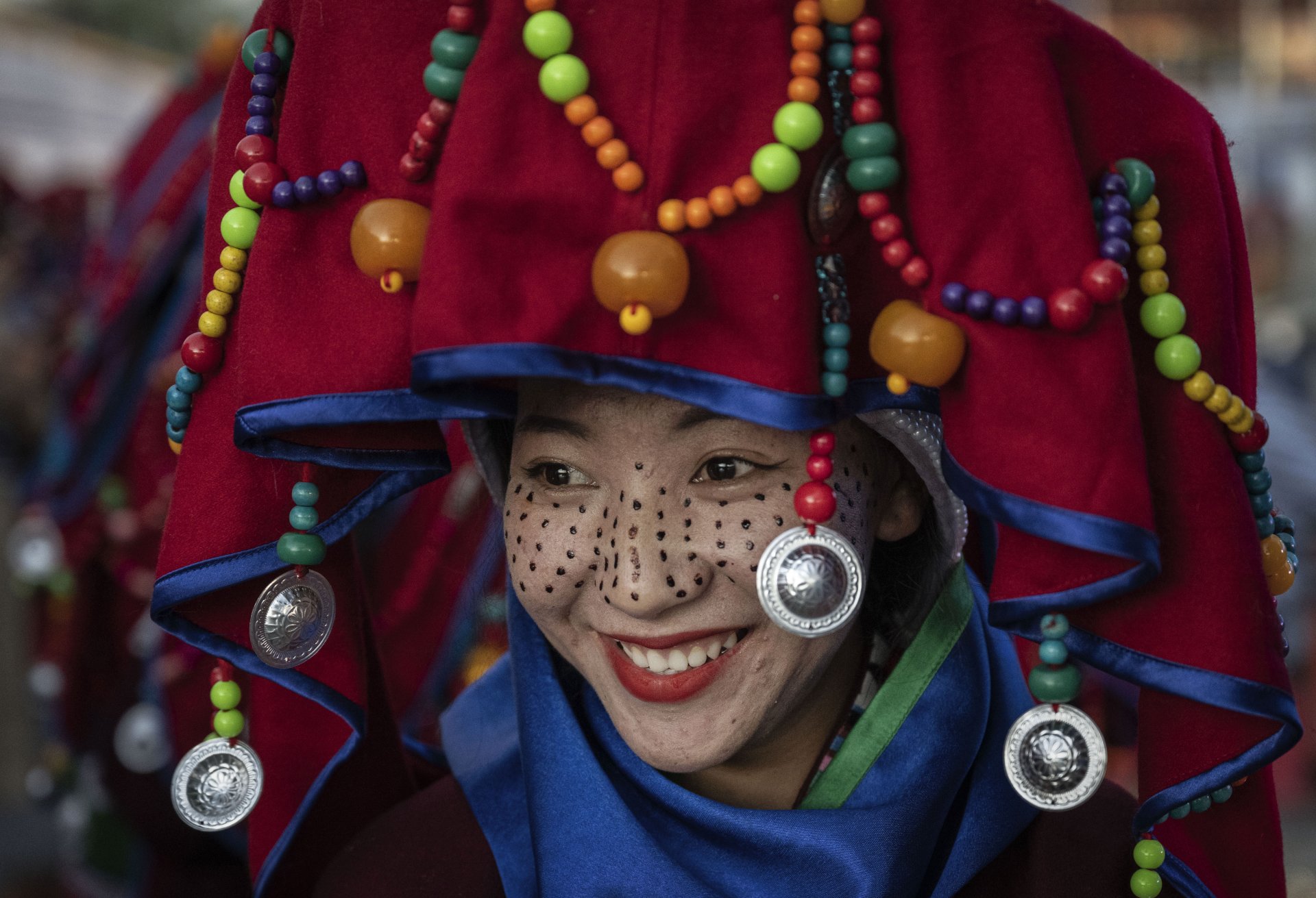  Тибетска жена в традиционно облекло чака своя ред за сцената на гала церемонията по откриването на петото изложение за туризъм и култура в Китай. 