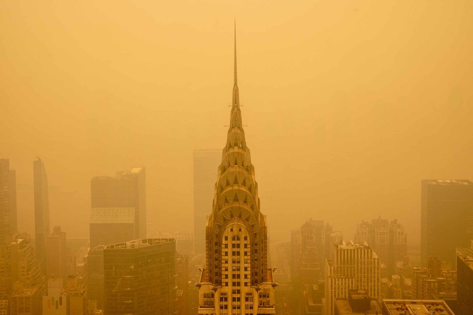 Мъгла от дим покрай пожарите превърна Ню Йорк в най-замърсения град за юни 2023 г. 