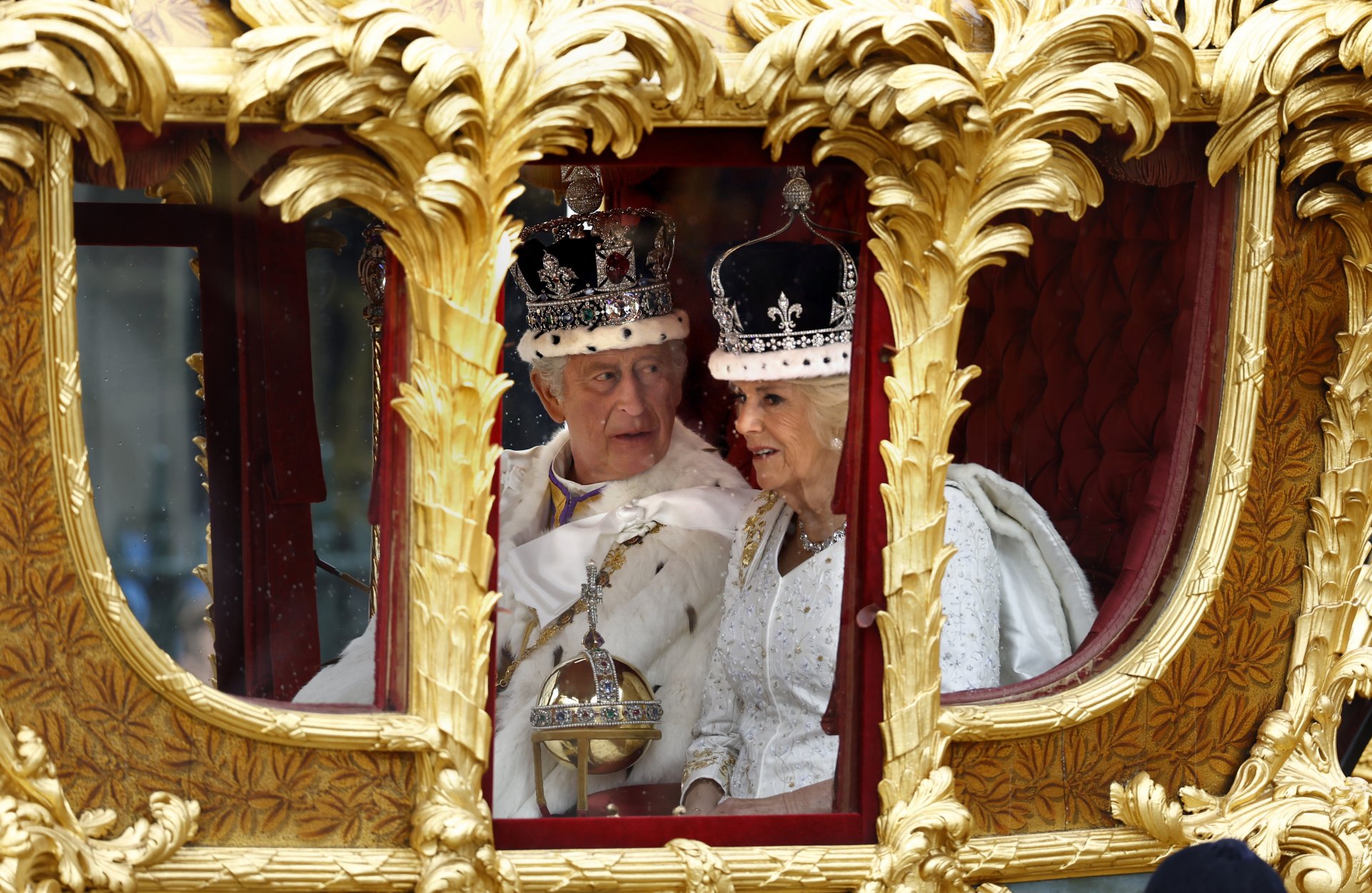 Крал Чарлз III и кралица Камила пътуват в карета Gold State, направена през 1760 г. 