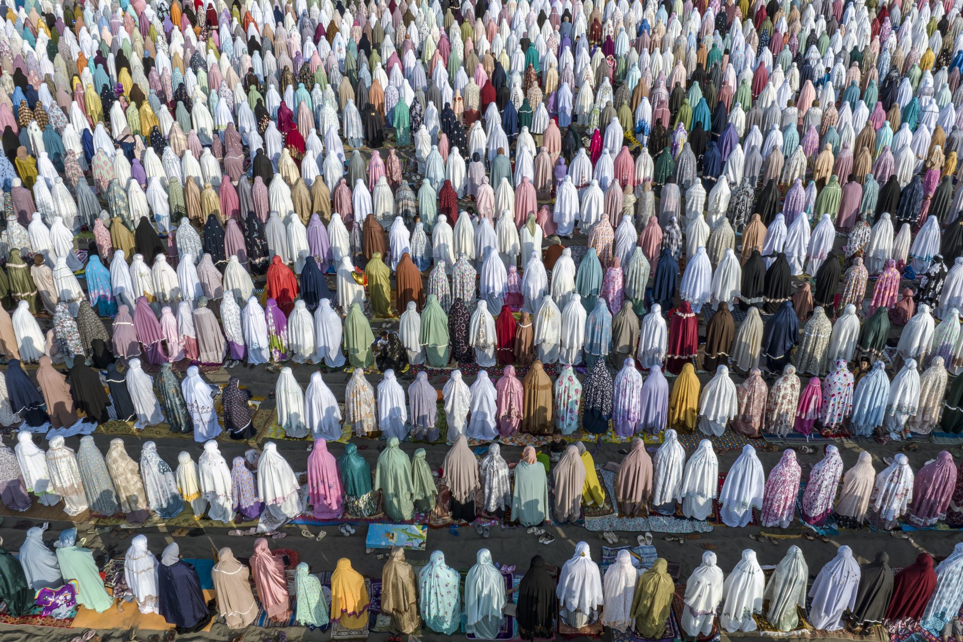Мюсюлмани, които постят на Датаран Мердека (Площад на независимостта) по време на свещения месец Рамадан. 