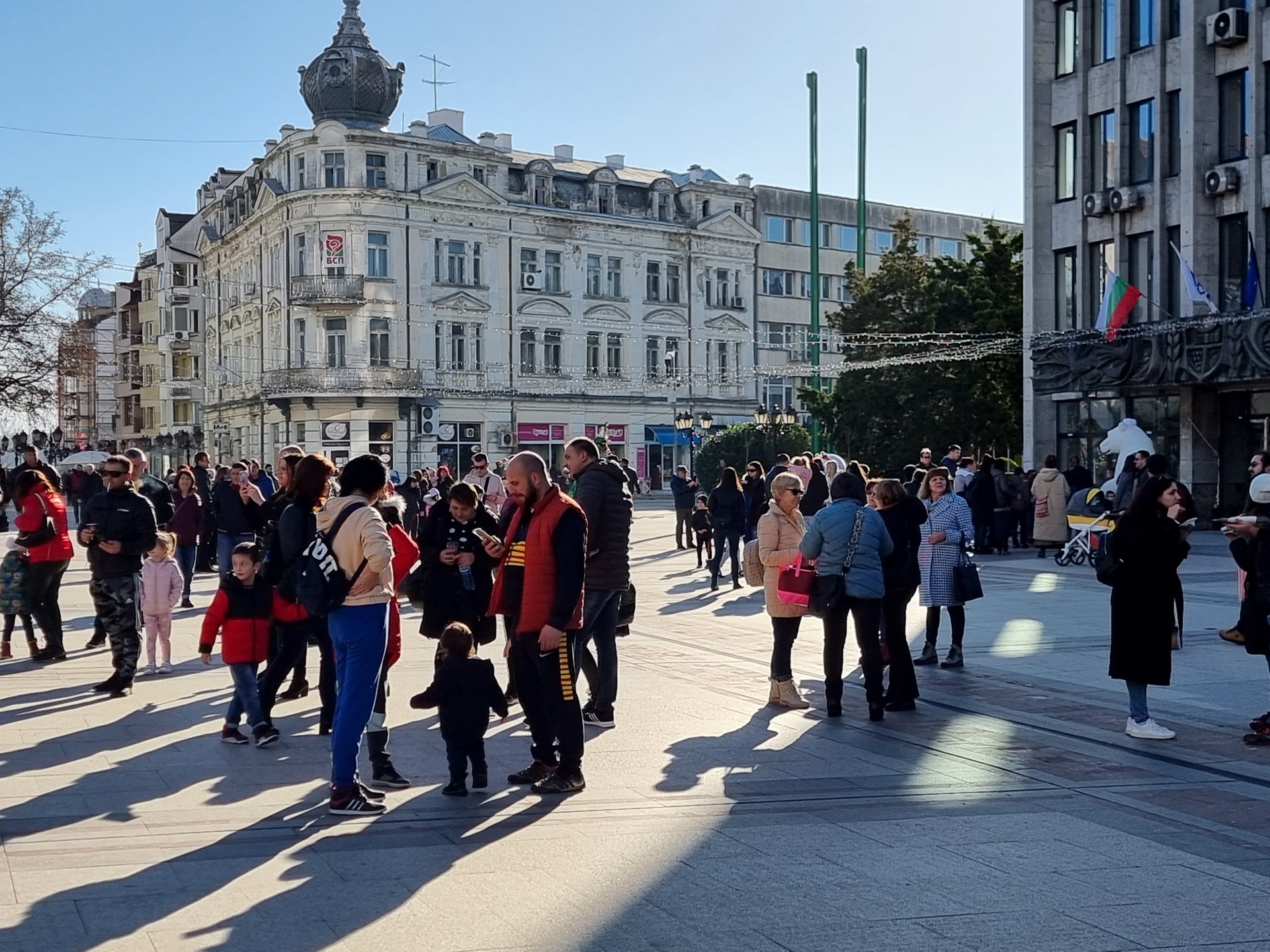 В слънчев и топъл ден на централния площад „Бдинци” във Видин