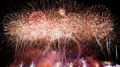 Снимка AP БТА Фойерверките бяха придружени със звъна на отмерващия последните
