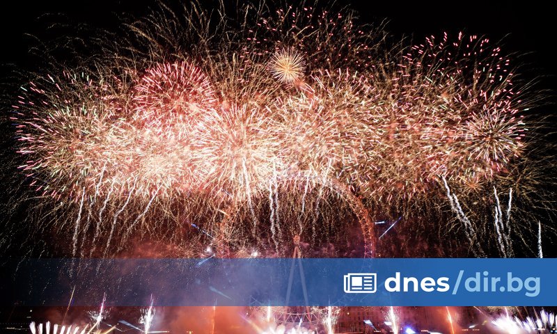 Снимка: AP/БТА Фойерверките бяха придружени със звъна на отмерващия последните