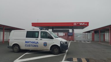 150 митничари влязоха на проверка в "Лукойл" и още 50 данъчни склада в страната