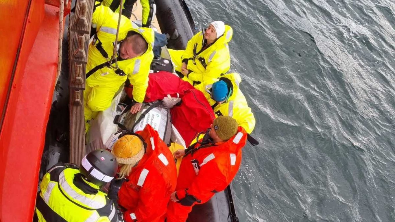 Военният ни изследователски кораб спаси 13 души на канадска яхта на път към Антарктида 