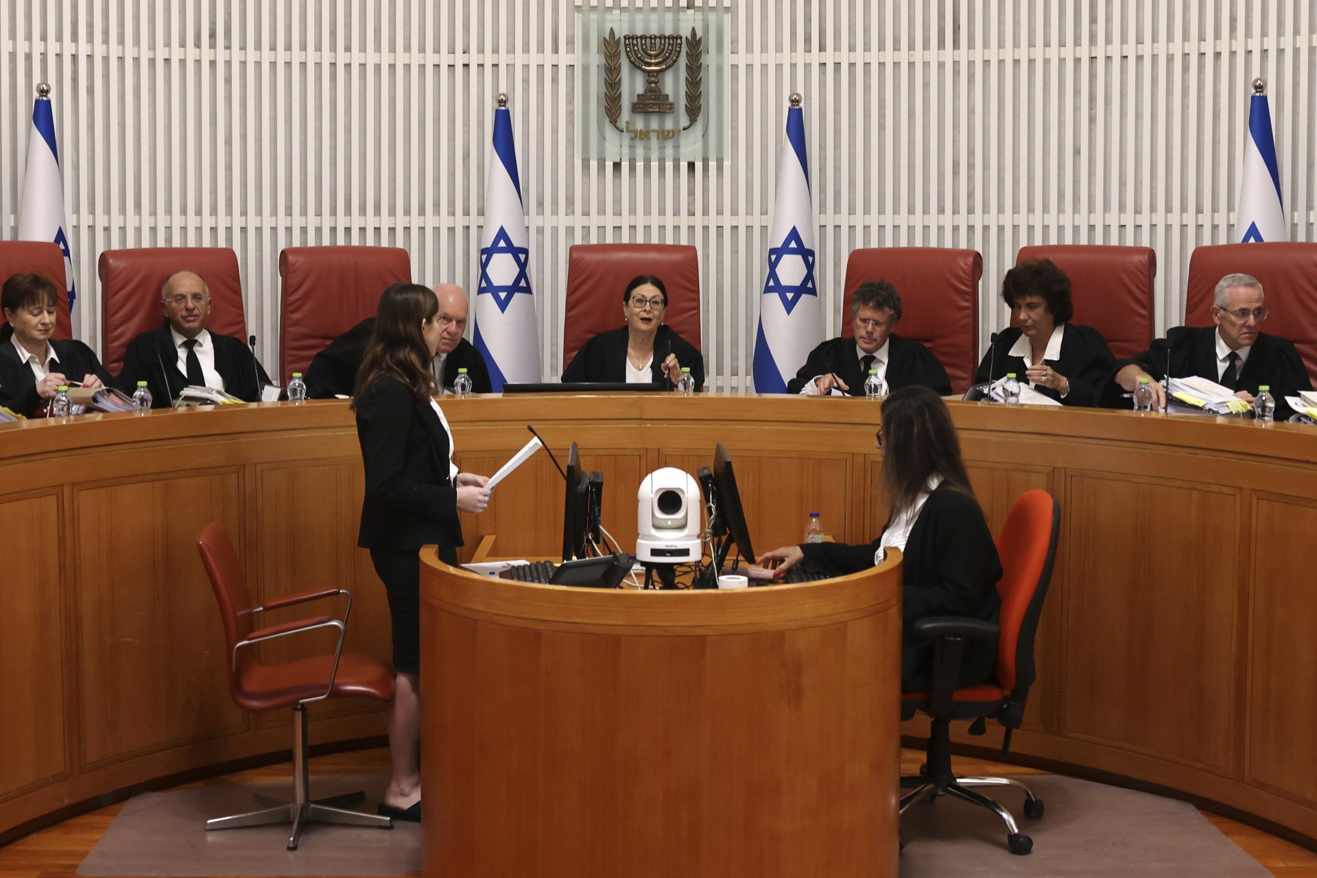  Председателката на израелския Върховен съд Естер Хают води заседанието на 1 януари, на което беше взето решението