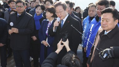 Лидерът на опозицията в Южна Корея бе намушкан с нож в шията по време на официално събитие