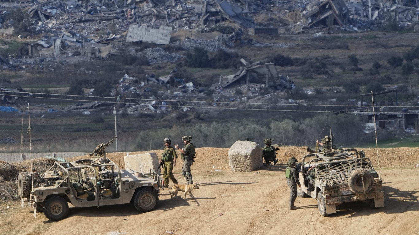Израел изтегля хиляди военни от Газа, трима бойци на "Хизбула" са убити в Южен Ливан