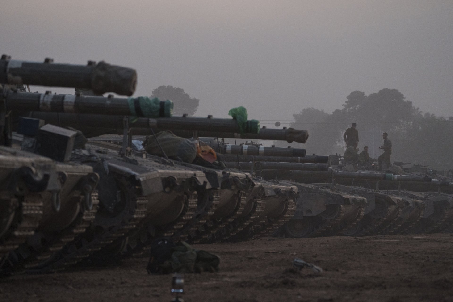 Израелски войници върху танк на границата с ивицата Газа
