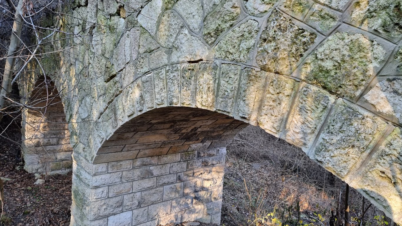 Единственият каменен мост във Варна се превърна в туристическа атракция