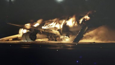 Самолет на Japan Airlines с 400 души на борда се запали при кацане в Токио (видео)