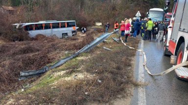 Сблъсък на автобус с туристи и камион на пътя Русе-Бяла, десет души пострадаха (снимки)