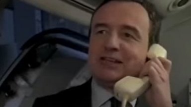 Косовският премиер изненада от пилотската кабина първите пътници без визи (видео)