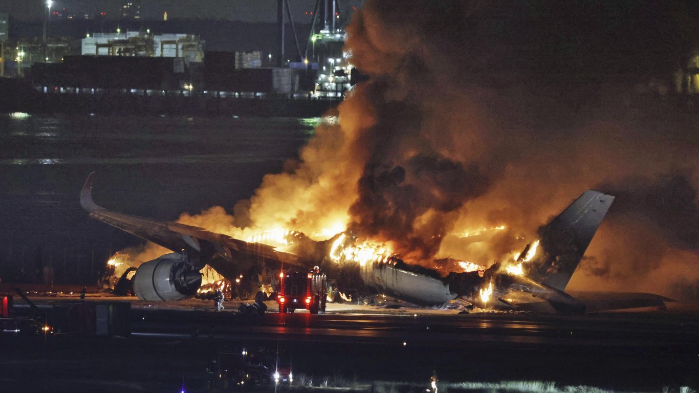 Това е чудо, твърдят спасените пътници от катастрофиралия Airbus A350 в Токио (видео)