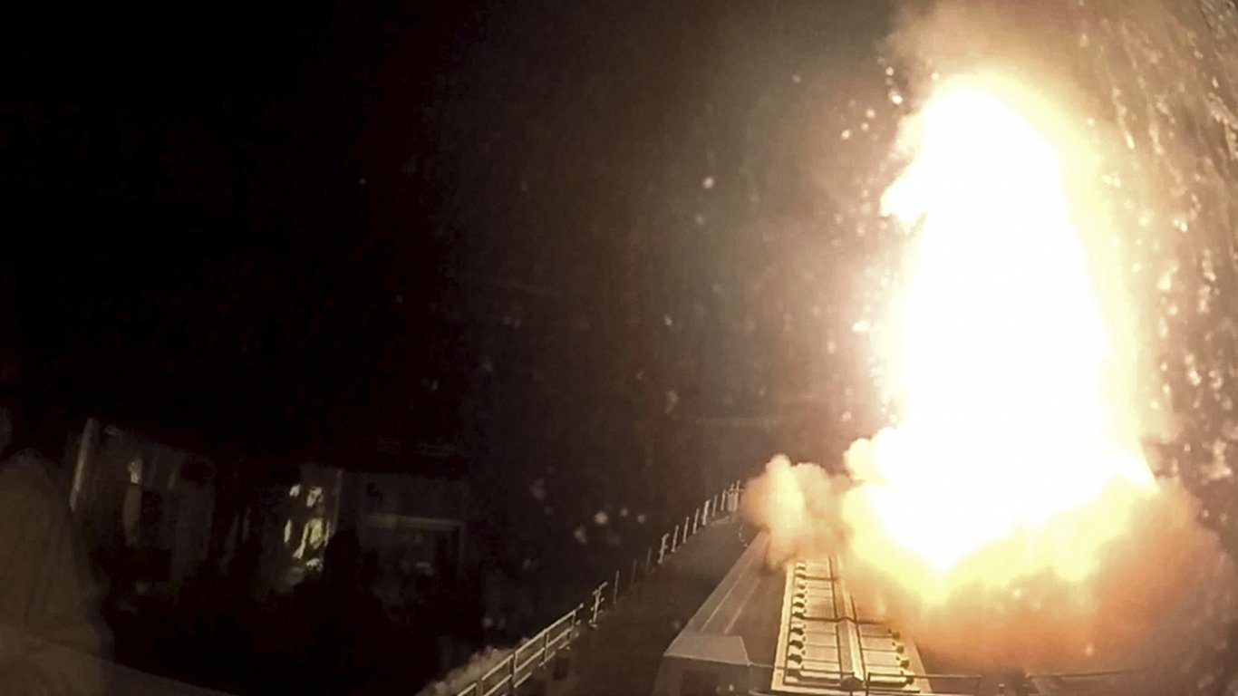 Поредна атака срещу контейнеровоз в Червено море с три ракети от йеменския бряг
