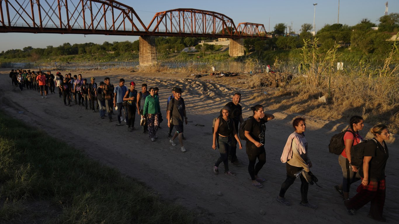Тексас издигна нова ограда с бодлива тел по границата с Мексико