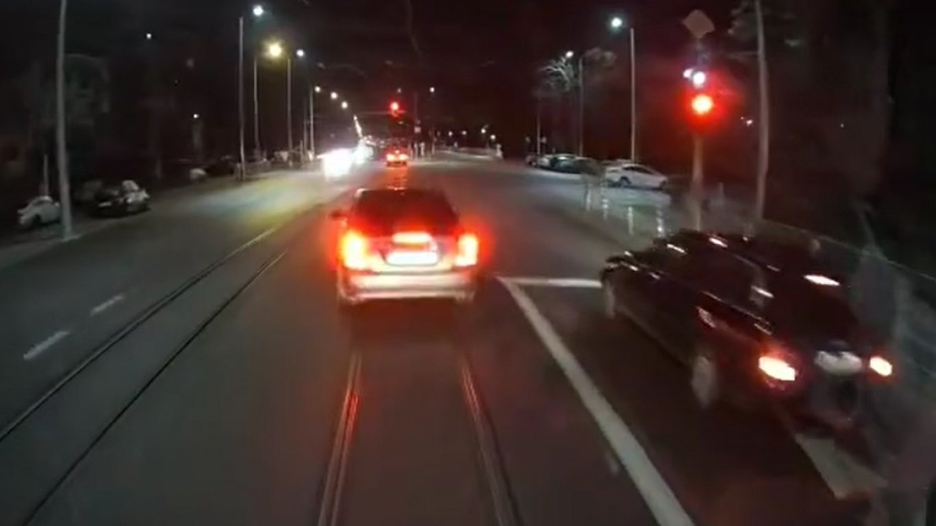 Трамвай блъсна кола на червен светофар в София (видео)