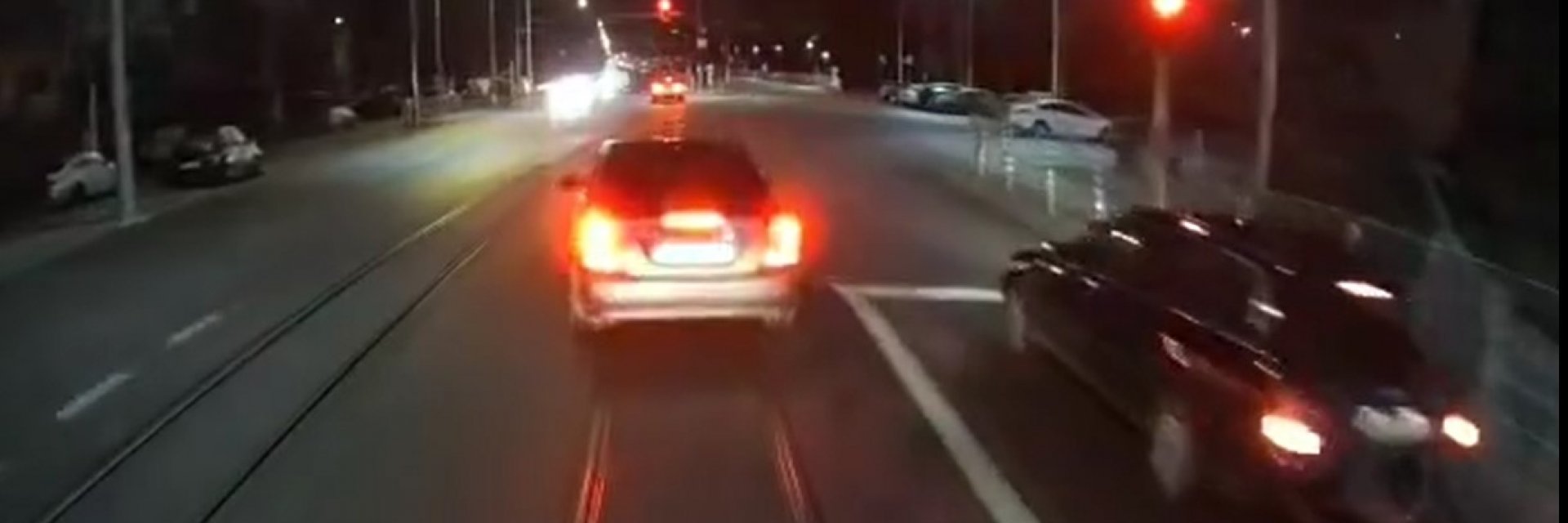Трамвай блъсна кола на червен светофар в София (видео)