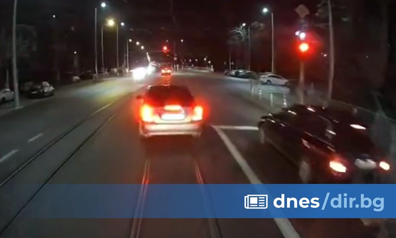 От кадри, разпространени в социалната мрежа се вижда, че водачът