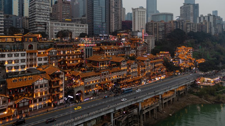 Китай изгради най-дългия външен ескалатор в света (видео)