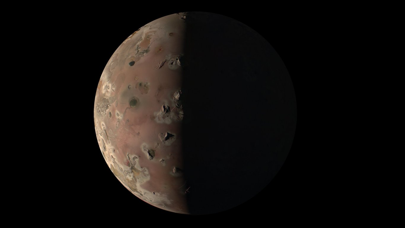 НАСА показа нови детайлни снимки на най-вулканичния свят в Слънчевата система