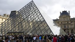 Броят на посетителите в Лувъра през 2023 г. се е доближил до предпандемичните си равнища