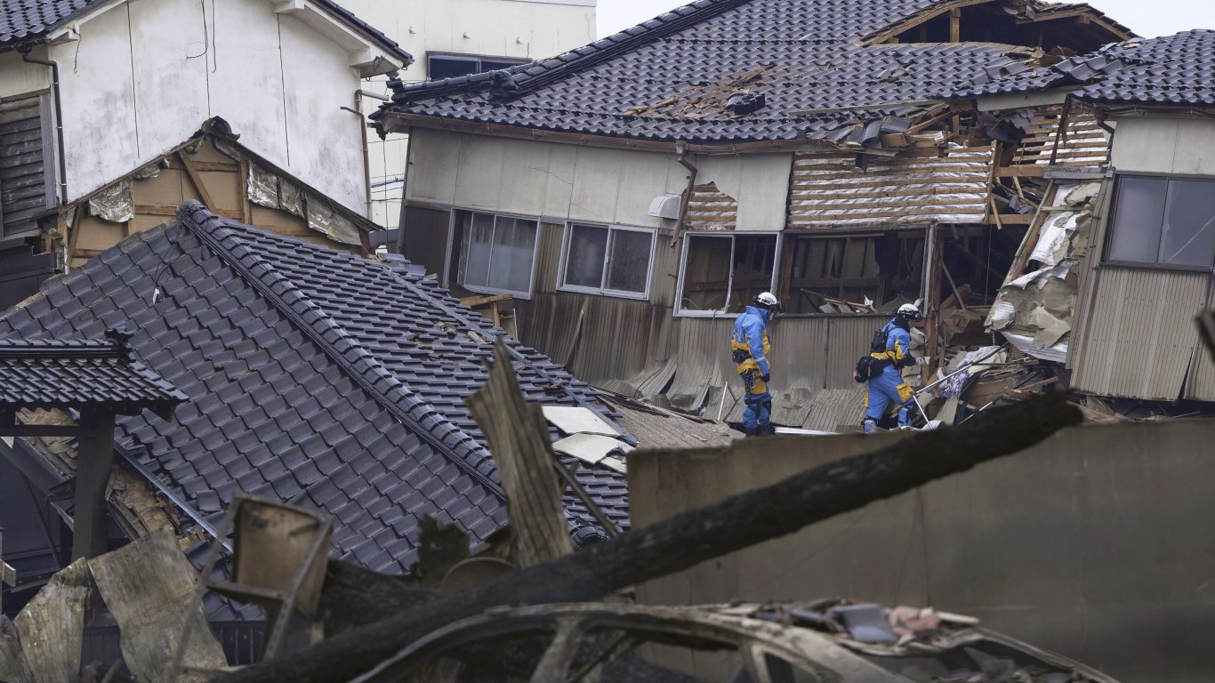 Жертвите на труса в Япония вече са 73, спасители се надпреварват с времето и дъжда (снимки)