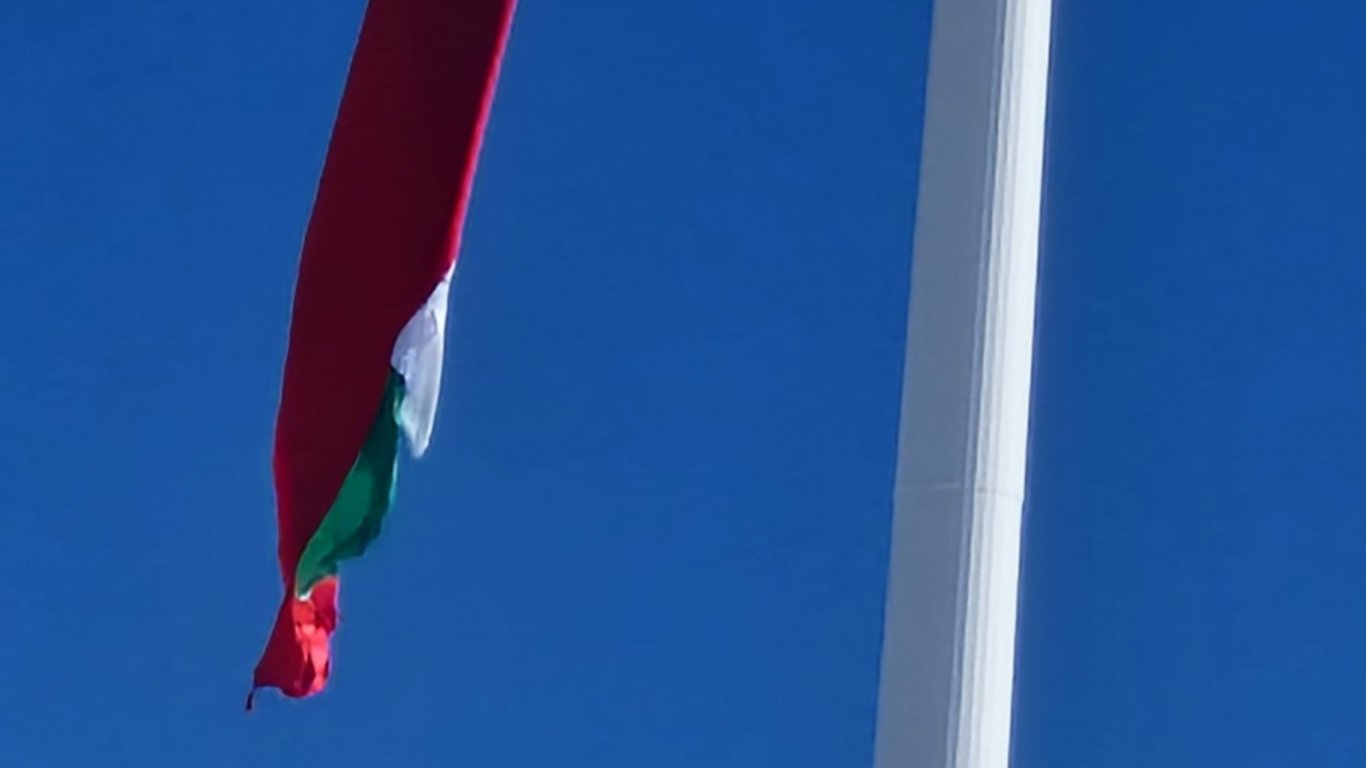 Знамето на роженския пилон се скъса, общинари в Смолян искат Радев да се ангажира с поддръжката