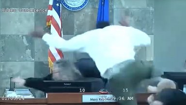 Снимка Скрийншот На записите се вижда че подсъдимия се нахвърля