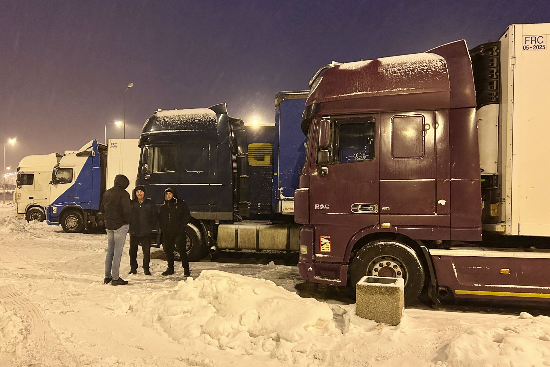 Украински шофьори на камиони чакат в полския град Корчова да преминат границата и да се върнат в Украйна, 7 декември 2023 г. 