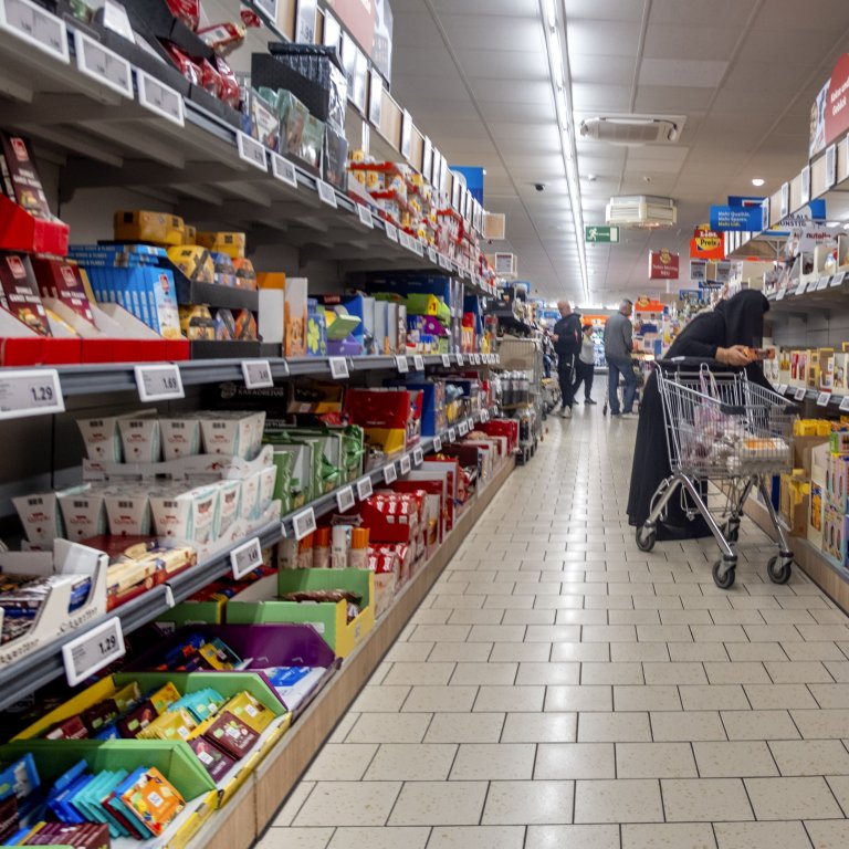 Франция нареди на супермаркетите да информират купувачите за шринкфлация