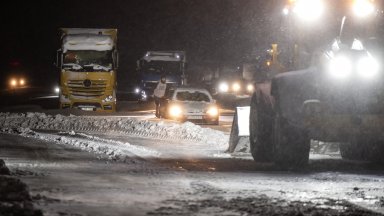 Стотици коли заседнаха по пътищата в Швеция и Дания след тежки снеговалежи (видео)