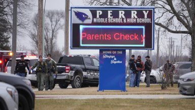 Стрелба в гимназия в Айова, има жертва и ранени (снимки/видео)