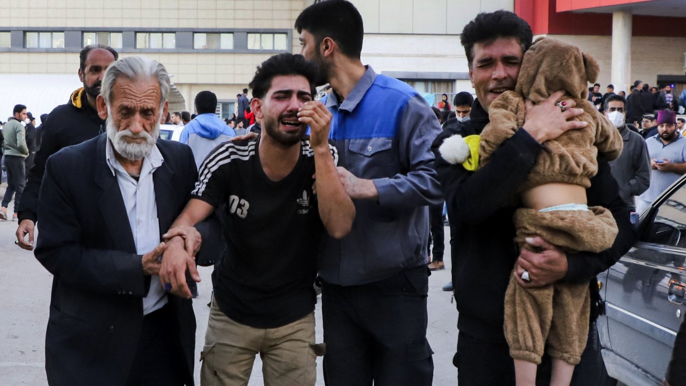 Семейства на жертви на ескплозиите чакат да чуят новини за близките си в двора на болница в иранския град Керман