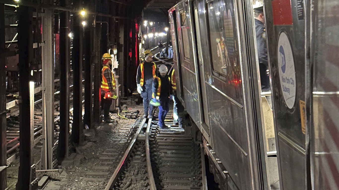 Десетки ранени при сблъсък на два влака на метрото в Ню Йорк (видео)