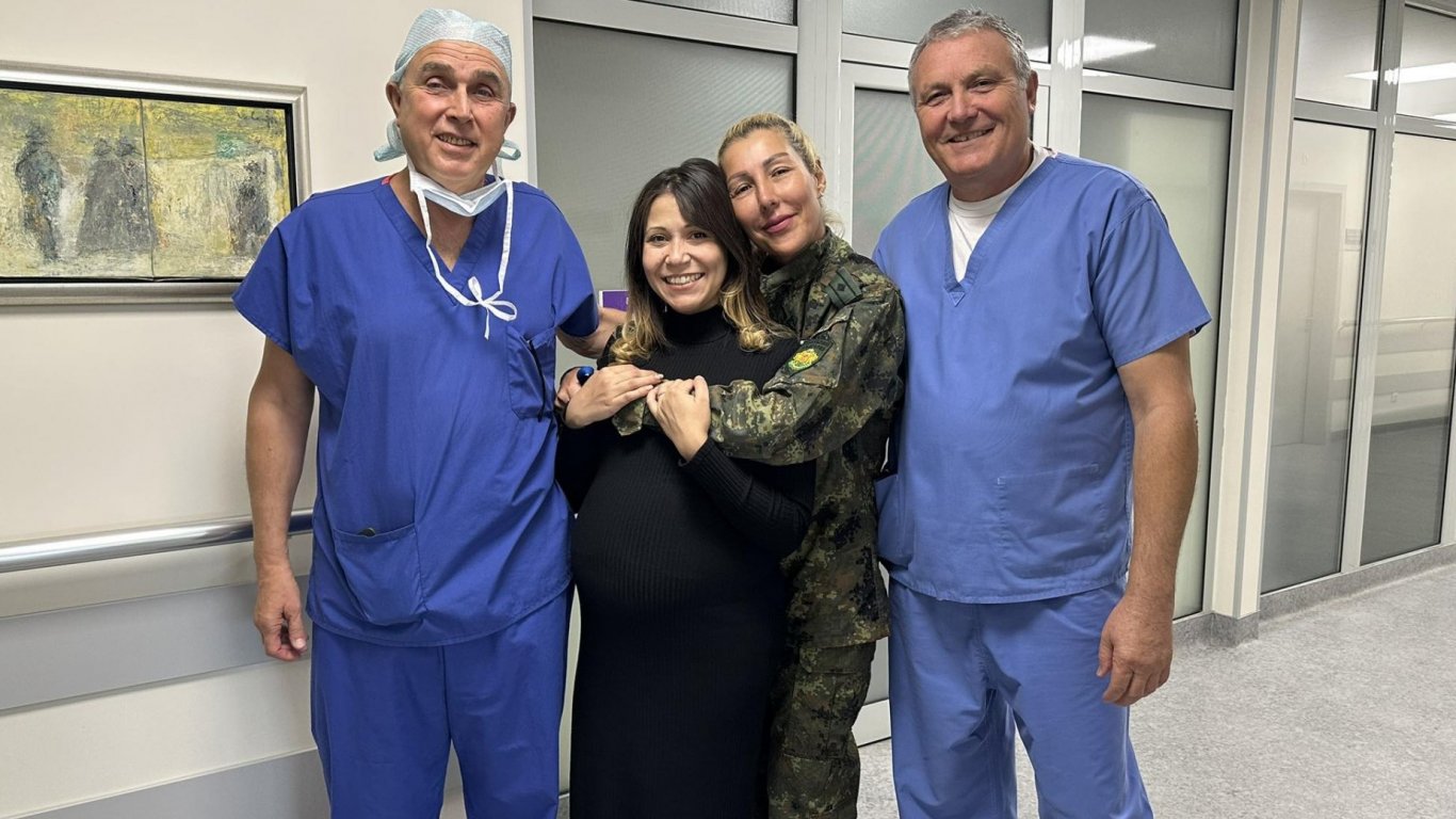 Бременната Петя със спасителите й във ВМА - проф. Владов и проф. Кацаров