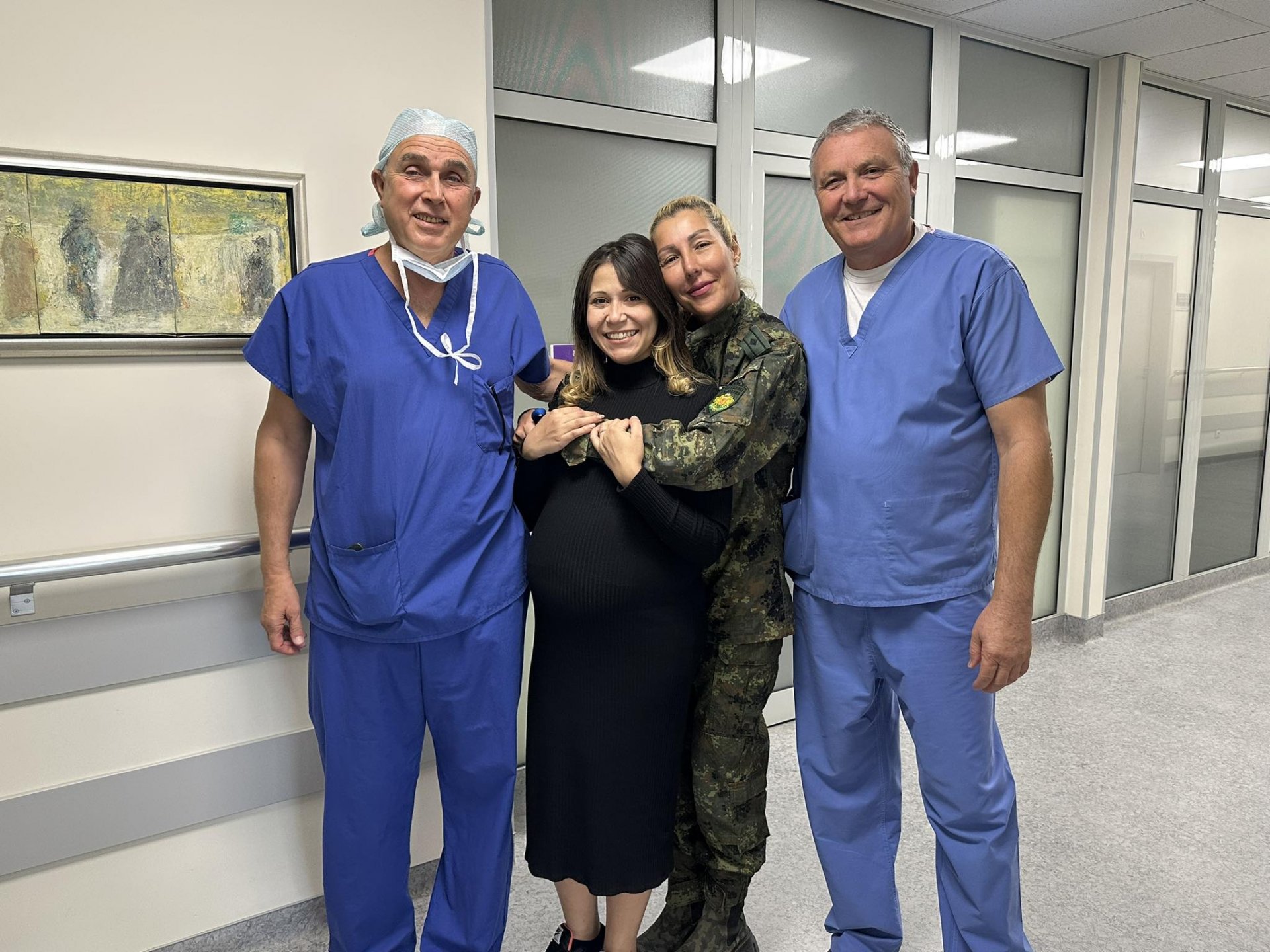 Бременната Петя със спасителите й във ВМА - проф. Владов и проф. Кацаров
