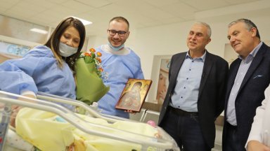 Двамата доктори я изненадват в Майчин дом в навечерието на