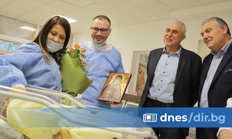 Двамата доктори я изненадват в Майчин дом в навечерието на