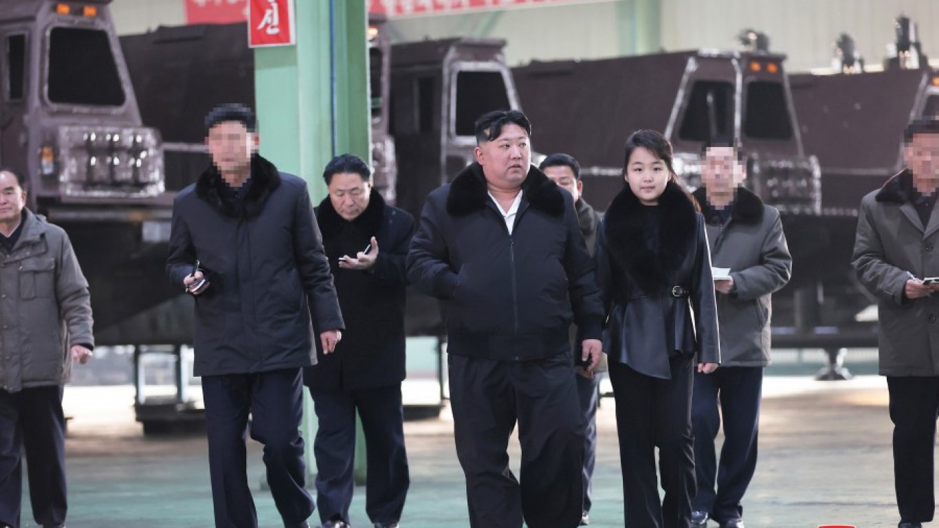 Ким Чен Ун заплаши със "свръхсила", ако някой нападне Северна Корея